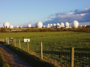 Menwith Hill je britanska vojaška postaja, kjer z Echelonom prestrezajo satelitsko komunikacijo.